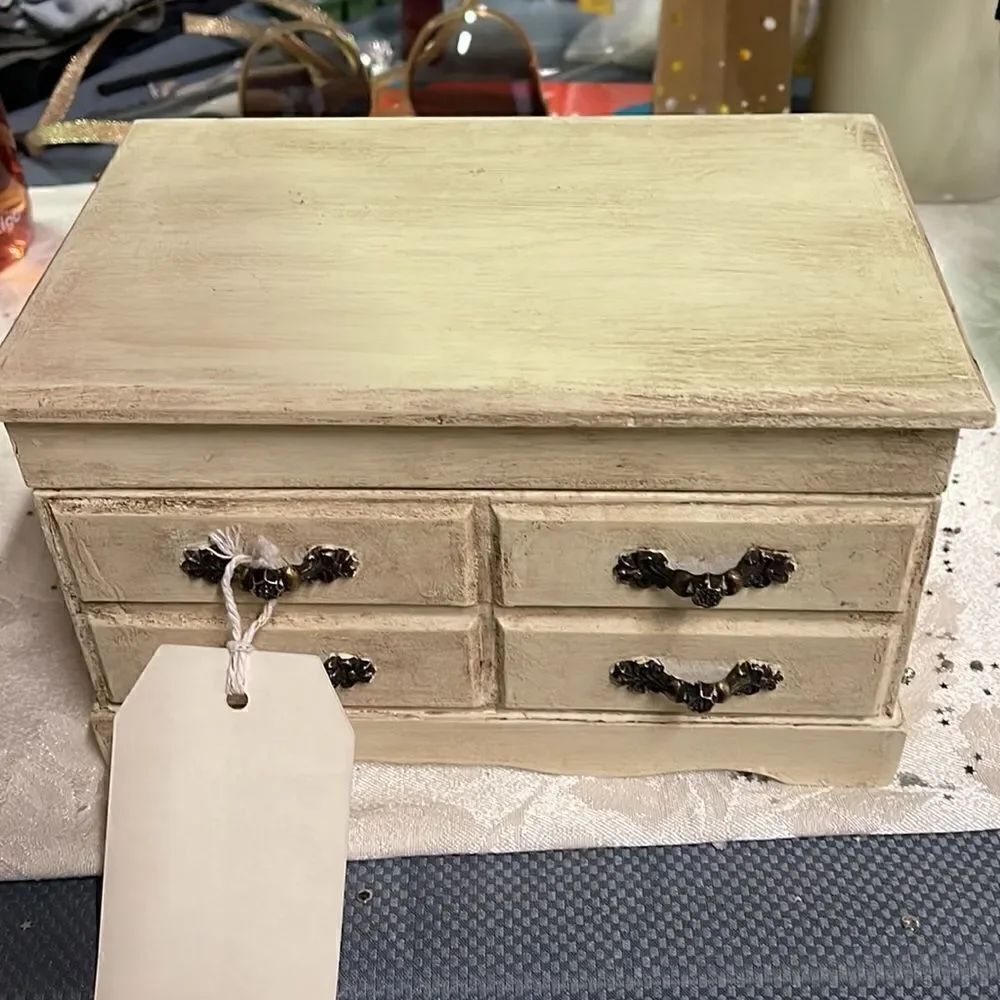 Antiqued Cream Butterfly Musical Box - Picture 4 of 4